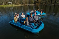 Diakonie-Geschäftsführerin Anne Rabenschlag (vorne) mit Gästen beim ersten Ausflug mit dem Tretboot in 2019.